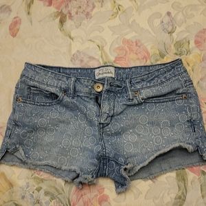 Patterned jean shorts